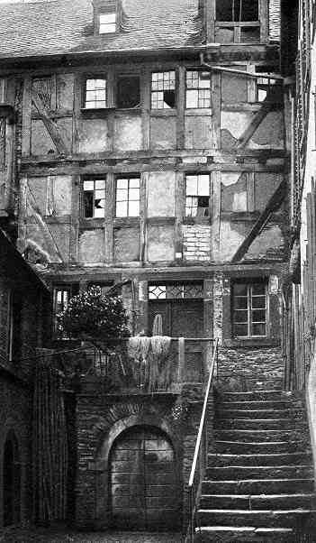 Abgebrochenes Haus zwischenden Nordöstlichen Toren